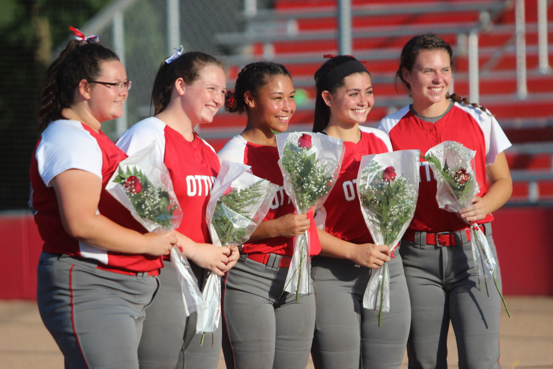Bulldog softball seniors celebrate with win over No. 5 Waukee